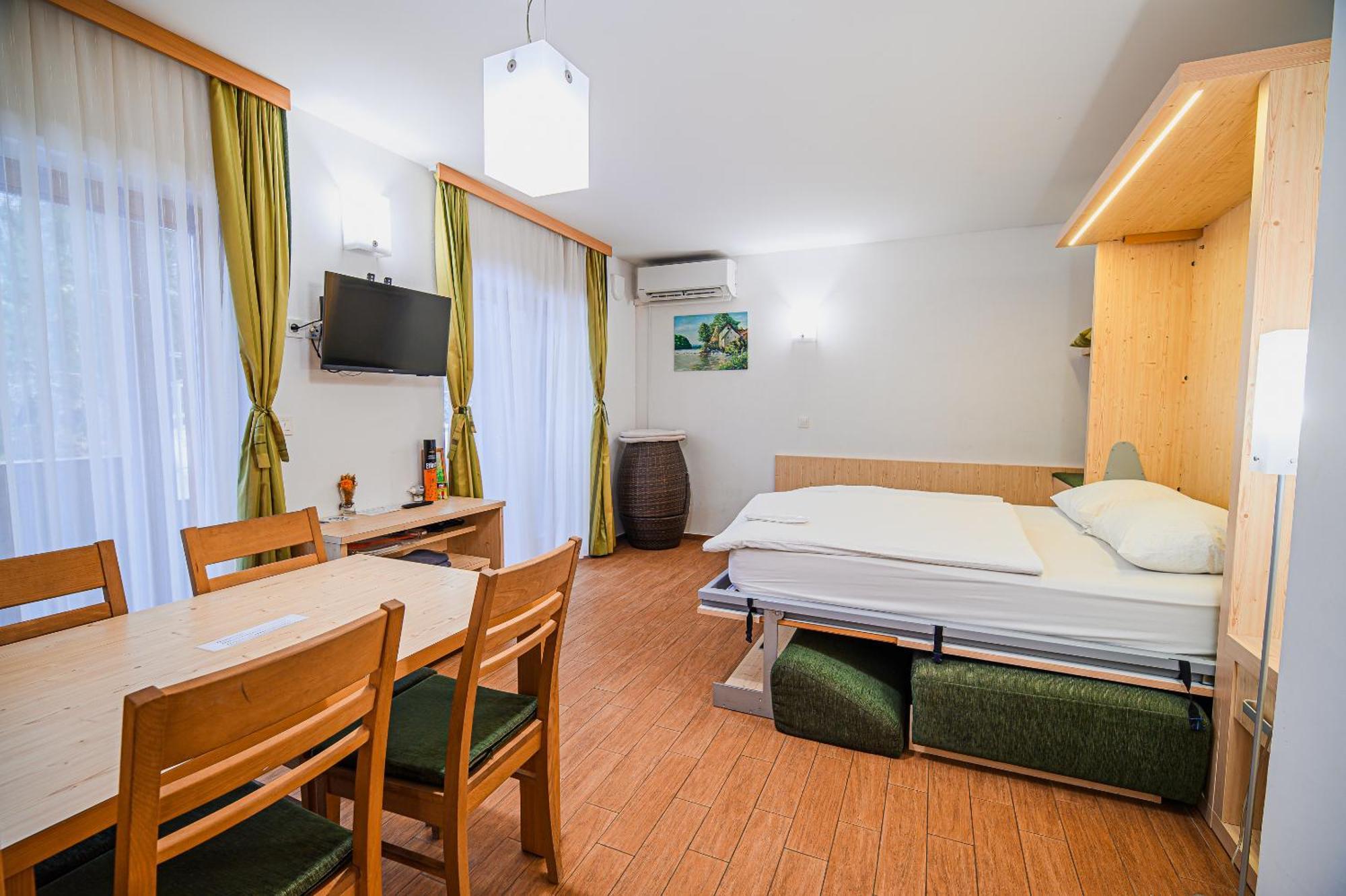 Dragatuš Apartments Maleric With Indoor Pool And Wellness מראה חיצוני תמונה
